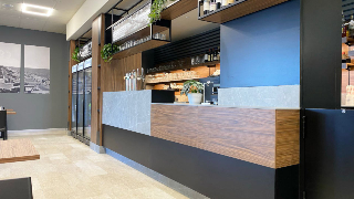 Arredare un Locale Food Vincente: Idee, Trend e Arredi Modulari per Bar, Bakery e Ristoranti